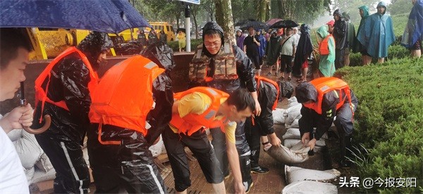 安陽(yáng)益和熱力集團(tuán)30人搶險(xiǎn)隊(duì)逆流而上，奮戰(zhàn)在抗洪一線(xiàn)