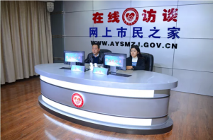 公司董事長(zhǎng)、總經(jīng)理?xiàng)钣婪遄隹汀对诰€(xiàn)訪談》欄目